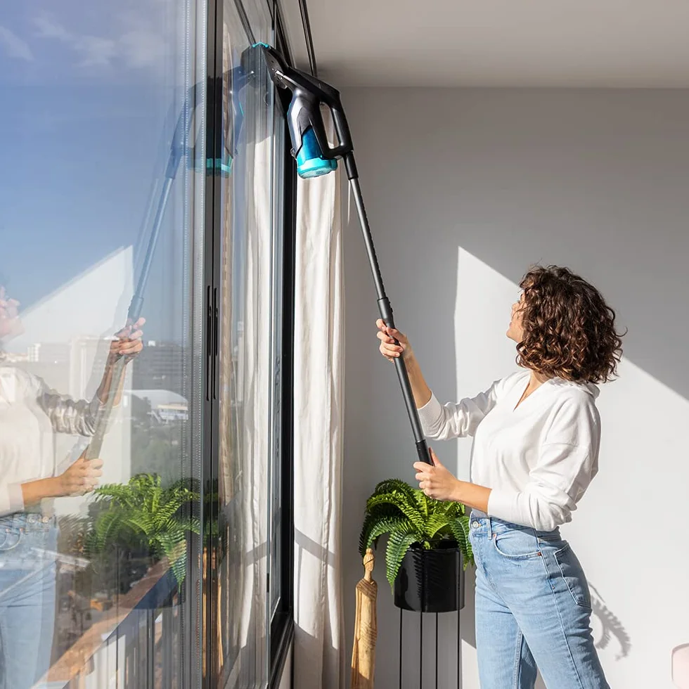 Cecotec Robot do mycia okien Conga Popstar Glass Titanium z funkcją 3 w 1: Zrasza, czyści i suszy. Bateria 3.7V, która pozwala czyścić do 100m2 zapewniając autonomię do 40 minut.