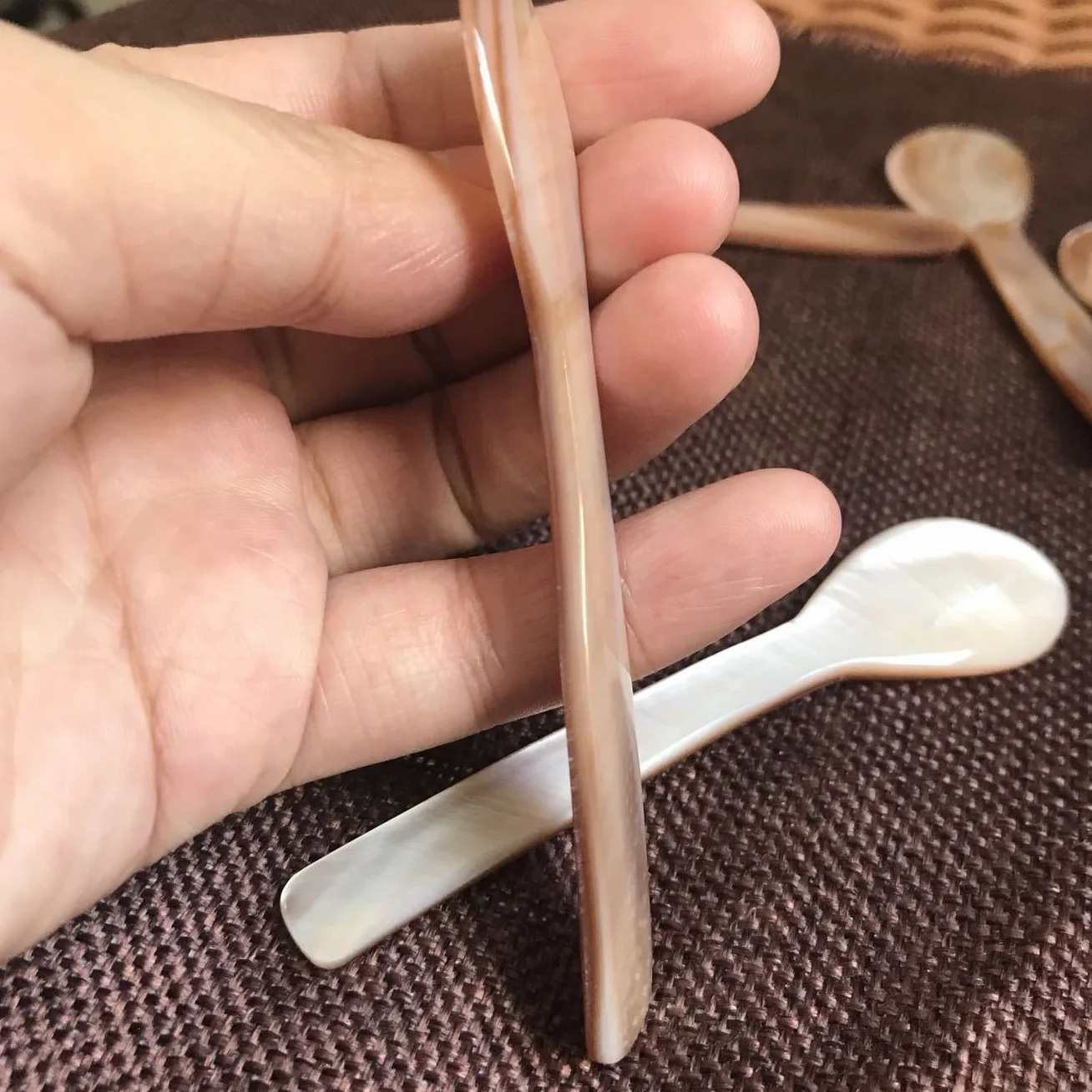 DUEBEL Zestaw 6 różowych łyżeczek do kawioru z masy perłowej do serwowania kawioru lub jajek (11,5 cm x 3 cm)